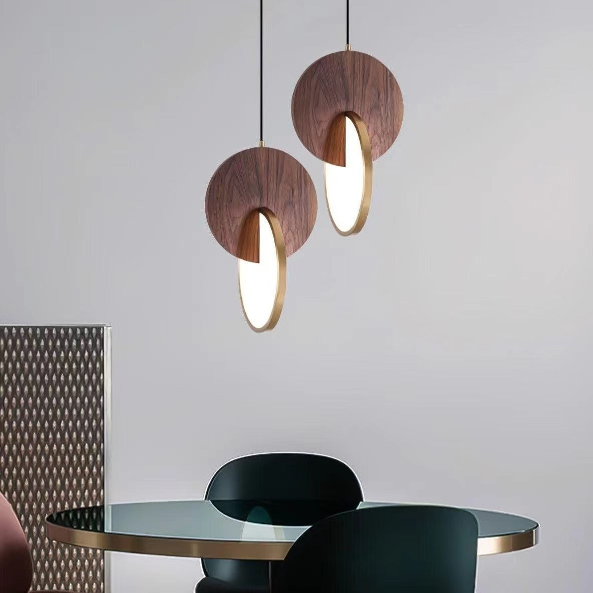 Moderne Doppelscheiben-Pendelleuchte aus Holz