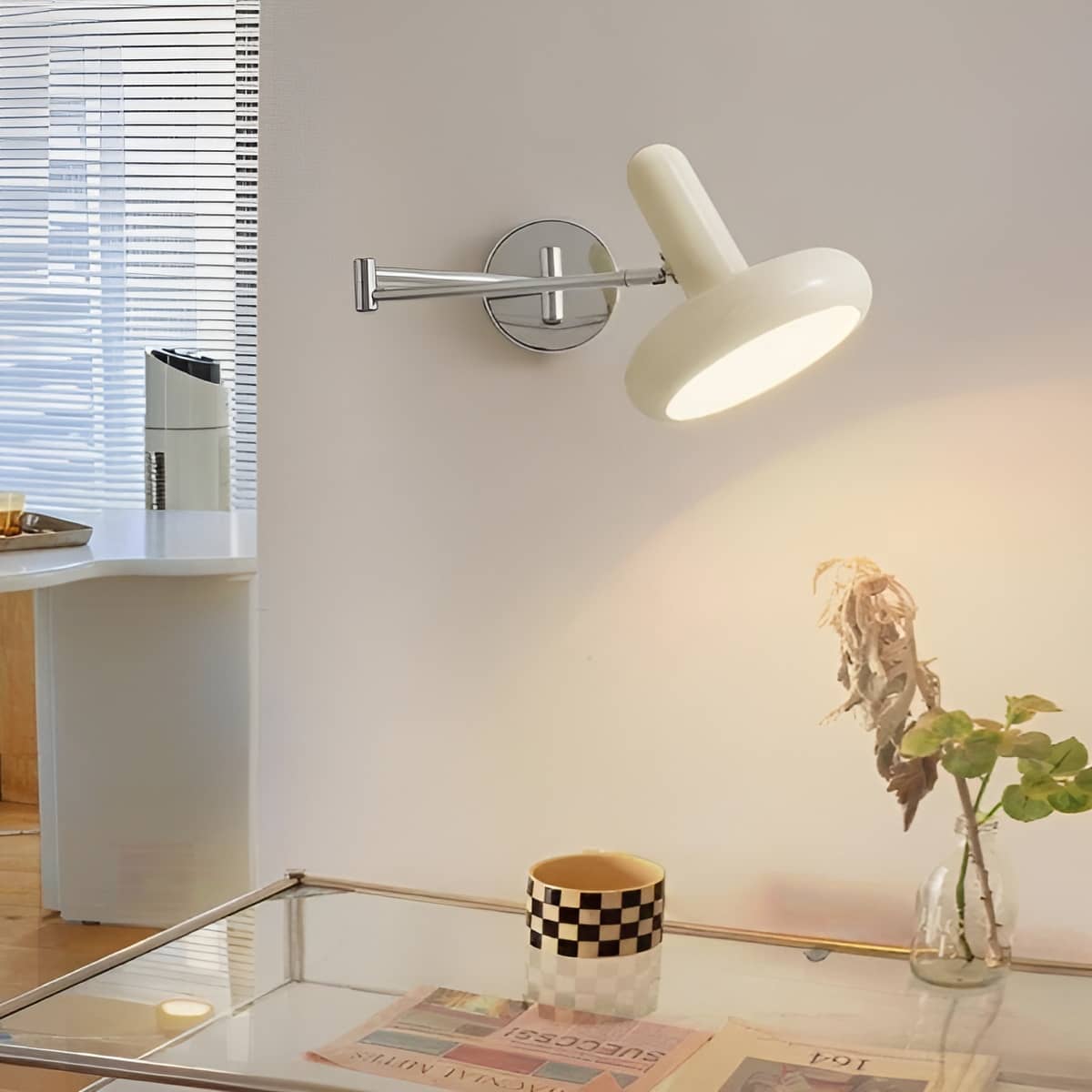 Moderne Lesewandleuchte fürs Bett mit ausziehbarem Arm