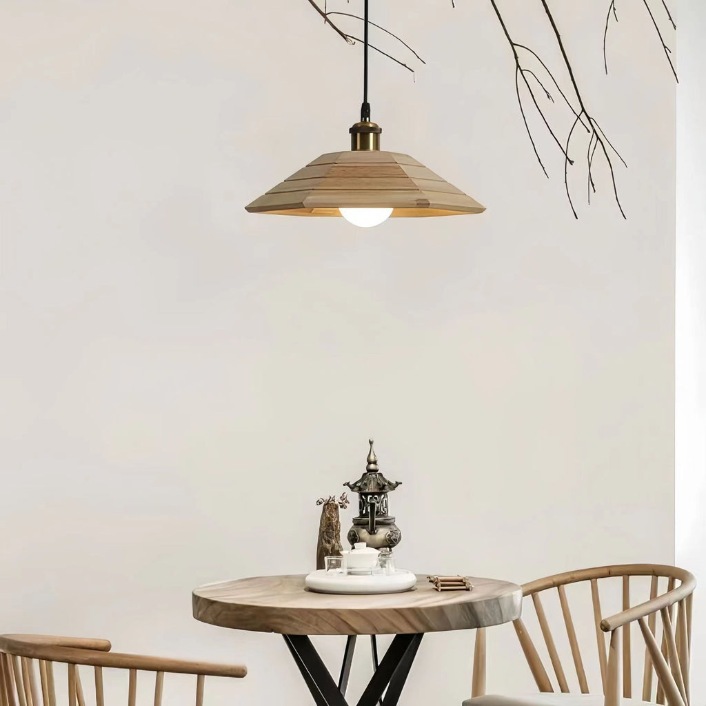 Schlichte rustikale Pendelleuchte aus Holz im japanischen Stil